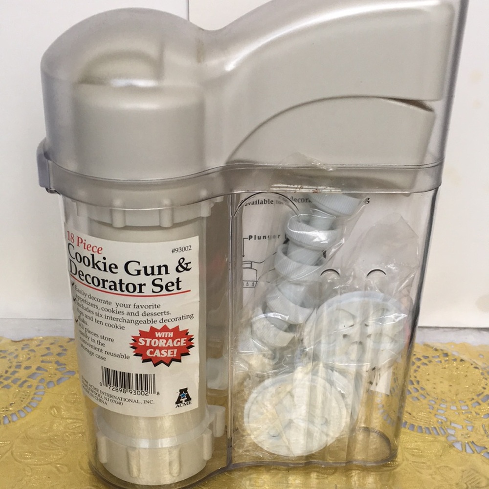 NWT Vintage 18 piece cookie gun and decorator set with storage case